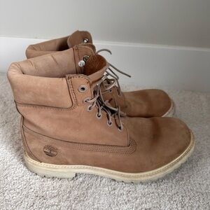 Cutest Timberland Tan Boots with Padded Collar